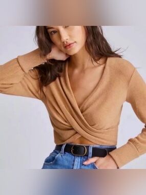 Anthropologie Camel Twist-Front
Cropped Sweater Small